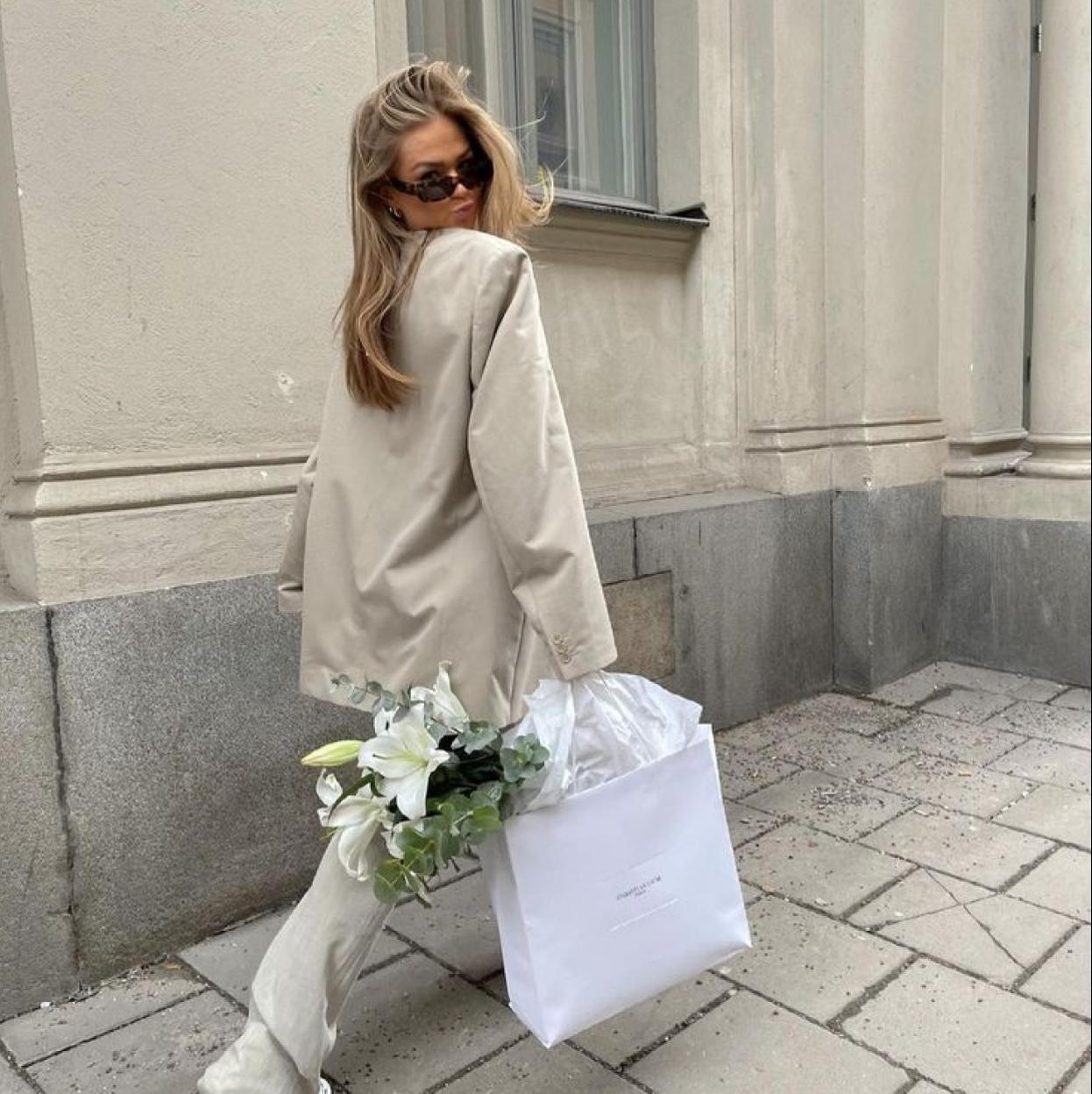 Influencer con bolsa de compras