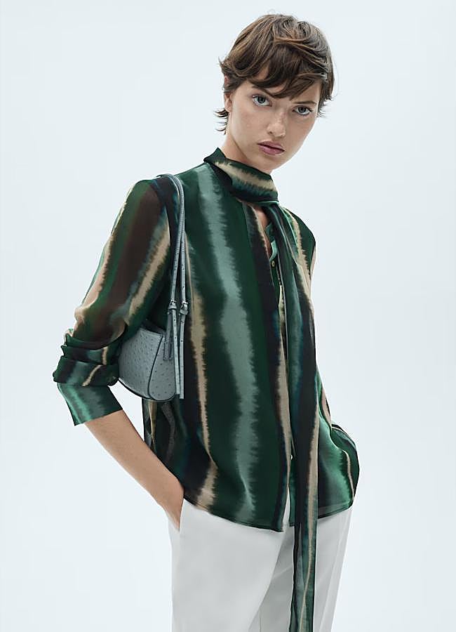 Imagen - Blusa lazada de color verde de Mango.