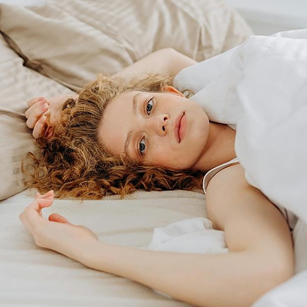 El ejercicio de un minuto fácil de hacer con el que conseguirás dormir del tirón