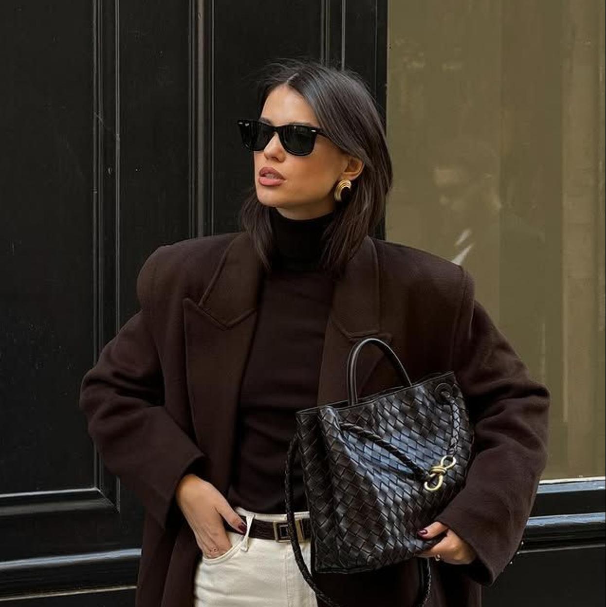 Influencer con look marrón chocolate en el street style