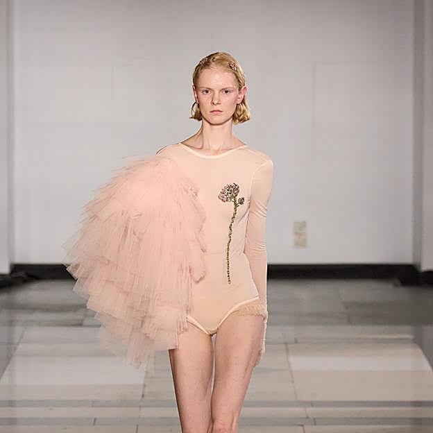 Imagen principal - Simone Rocha SS25.