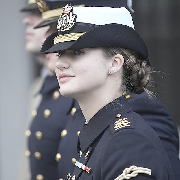 La princesa Leonor, guapa de uniforme, en su último día en Cádiz: seriedad y nervios antes de zarpar en el buque Elcano