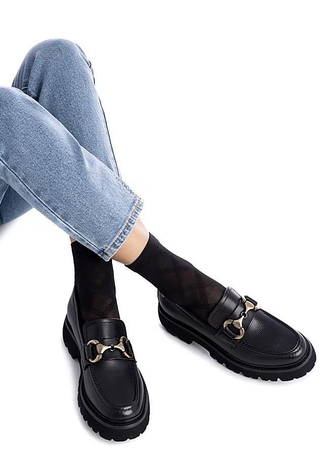 Imagen - Mocasines negros con hebilla de Carmela, 59,95 euros (antes 89,95 euros). 