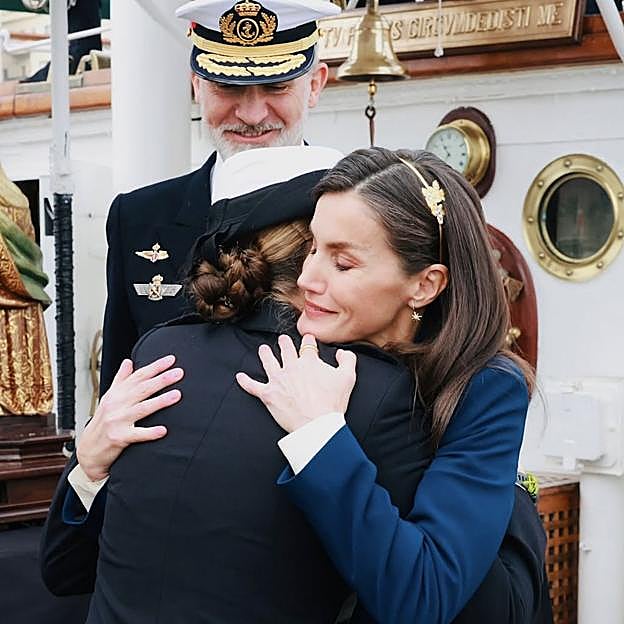 Las amargas lágrimas de Letizia en la despedida a Leonor: Elcano pone a prueba su indestructible relación madre-hija 