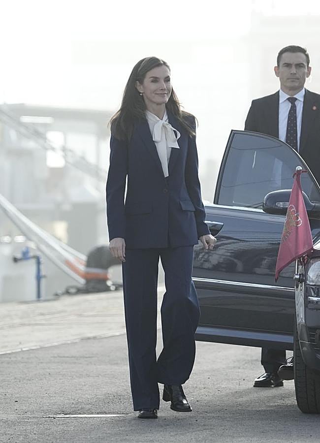 Imagen - La reina Letizia con un traje azul de El Corte Inglés. / LIMITED PICTURES