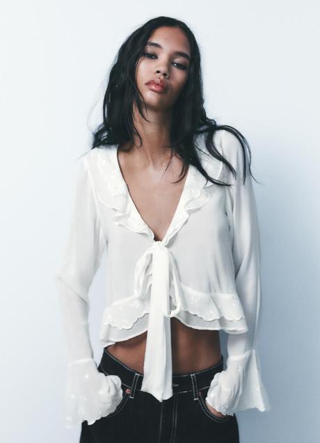 Imagen - Camisa blanca con volantes de Zara (29,99 euros)