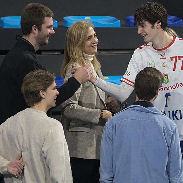 La infanta Cristina feliz, con sus tres hijos en uno de los últimos partidos de Pablo en Granollers. 