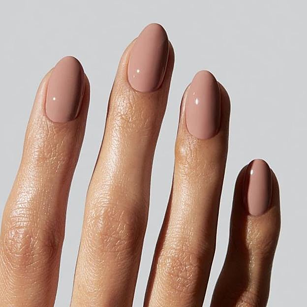 Manicura con esmalte en tono nude