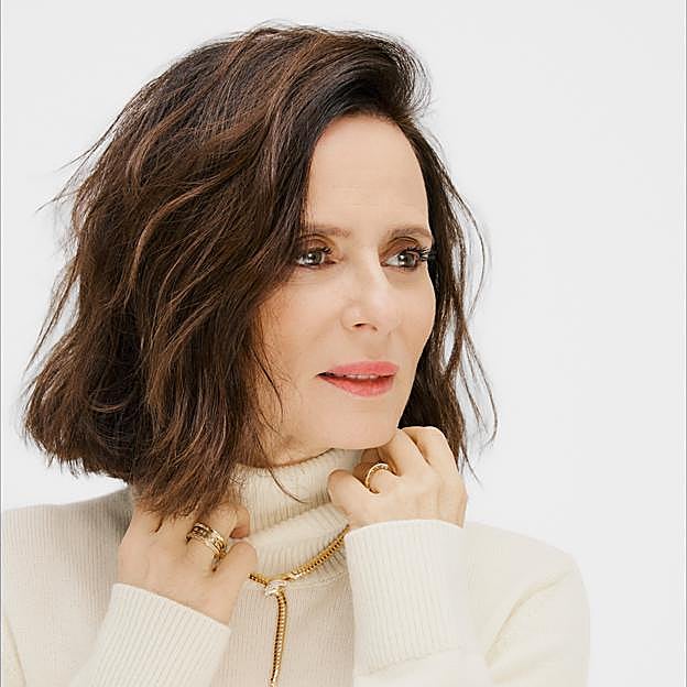 Collar Serpenti Tubogas, en oro amarillo, ónix y pavé de diamantes, y anillos B.zero1, de oro y diamantes, todo de Bulgari.