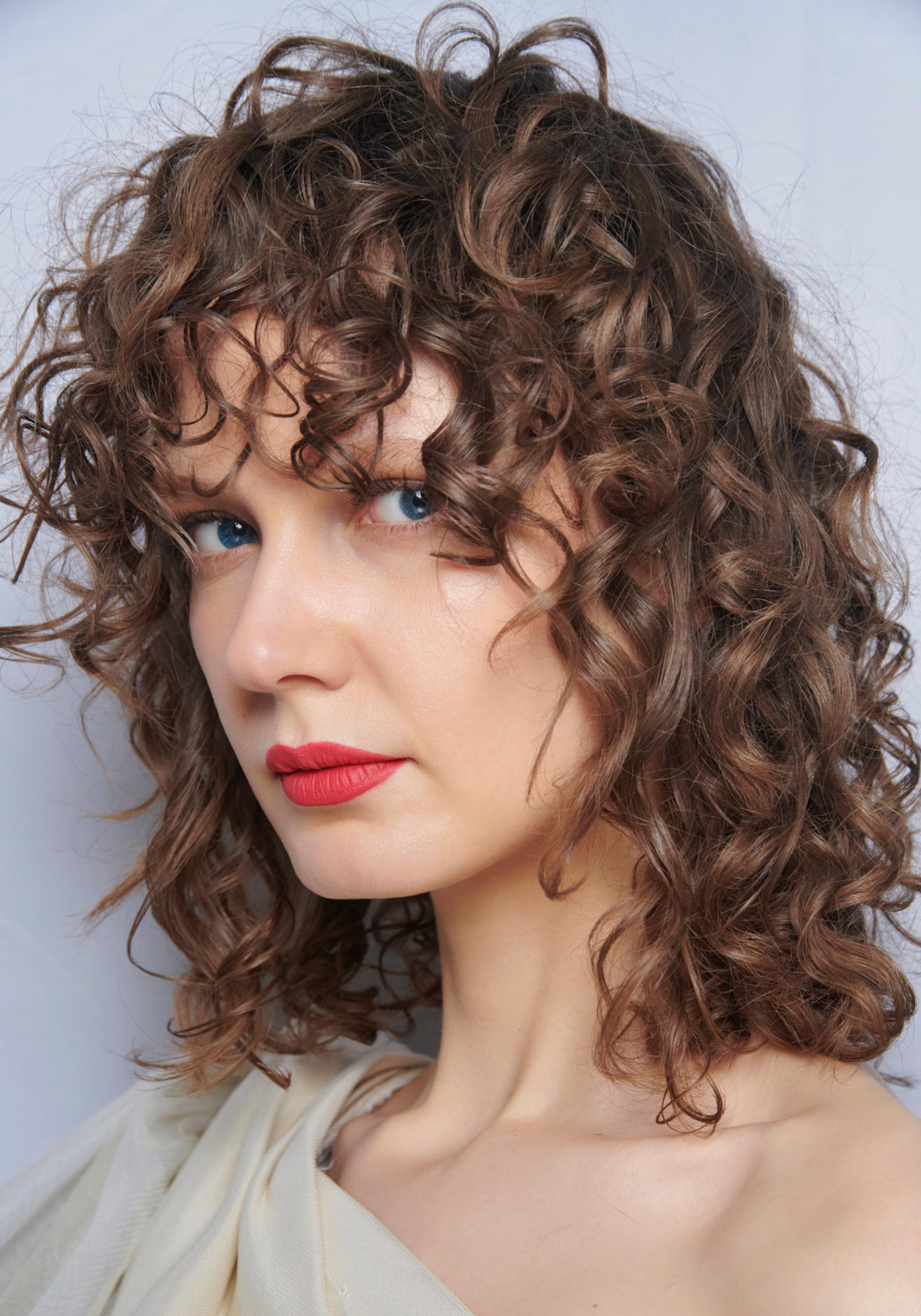 Los cortes de pelo para pelo rizado que favorecen a mujeres de 50