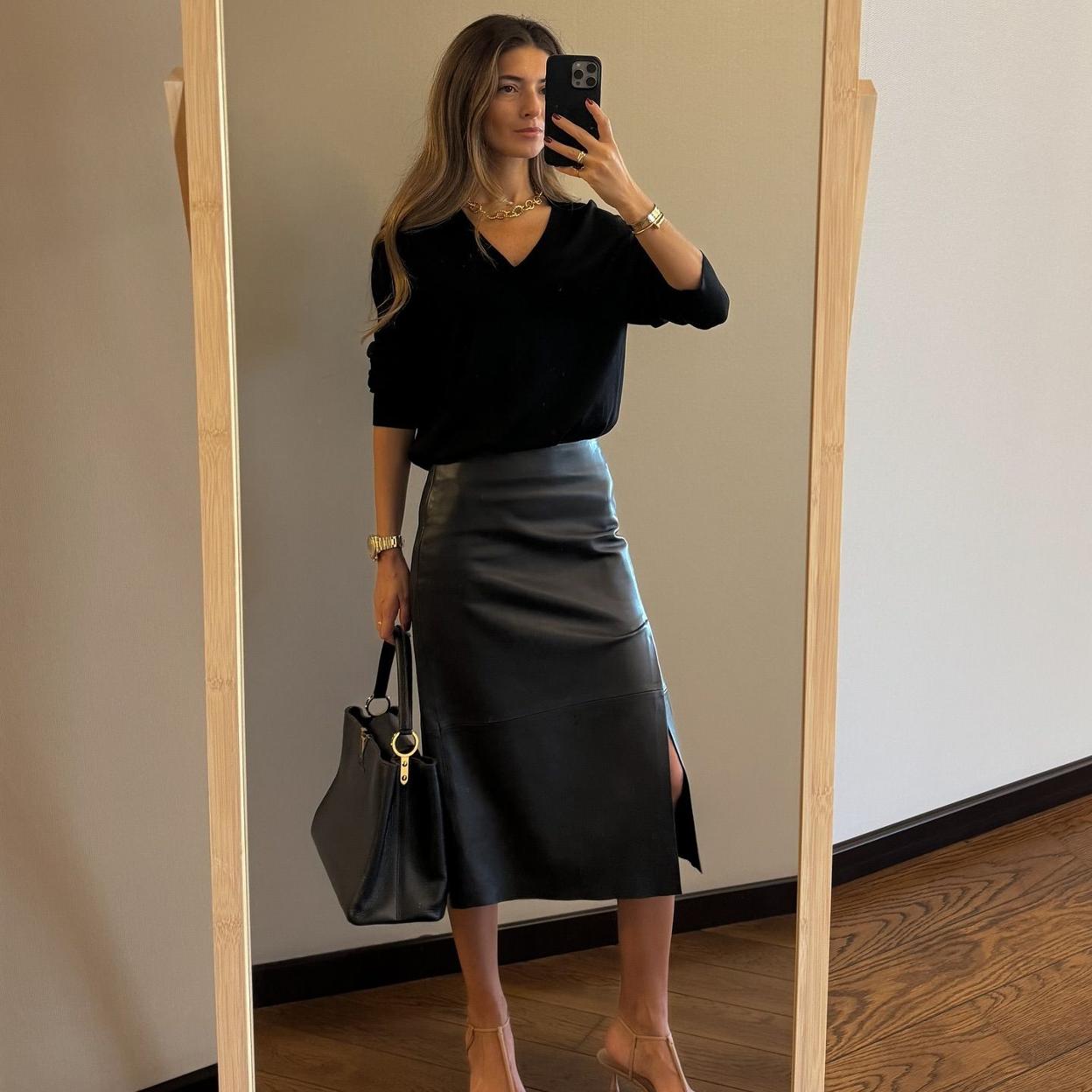 Influencer con falda de cuero midi