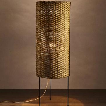 Imagen secundaria 1 - Cortinas de red rebajadas a 29.99 euros; lámpara de pie en ratán, 69.99 euros. Lámpara de mimbre con pie dorado, rebajada a 149 euros en Zara Home.