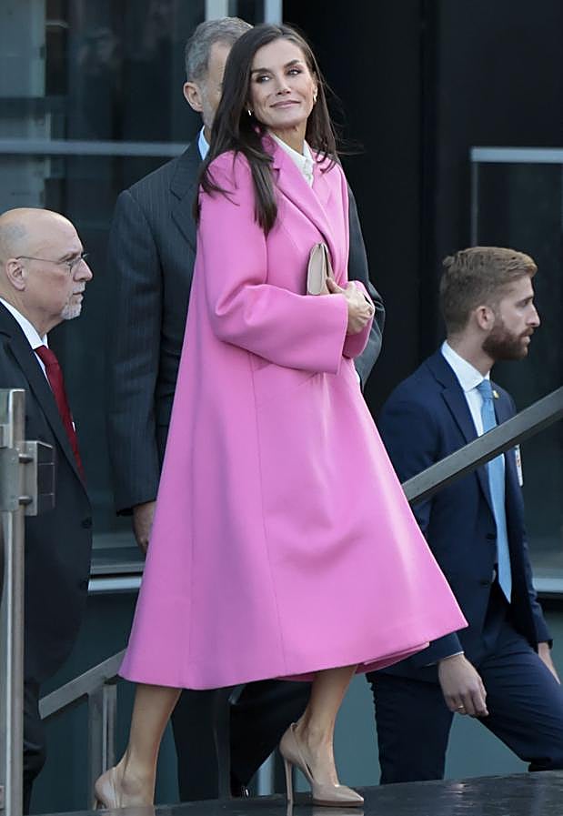 Imagen - La reina Letizia con el abrigo rosa de Carolina Herrera en 2023. / GTRES