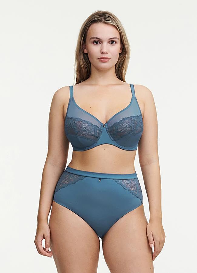 Imagen - Conjunto de lencería en color azul de Chantelle. Precio: 57,4 euros (sujetador) y 42 euros (braguitas).