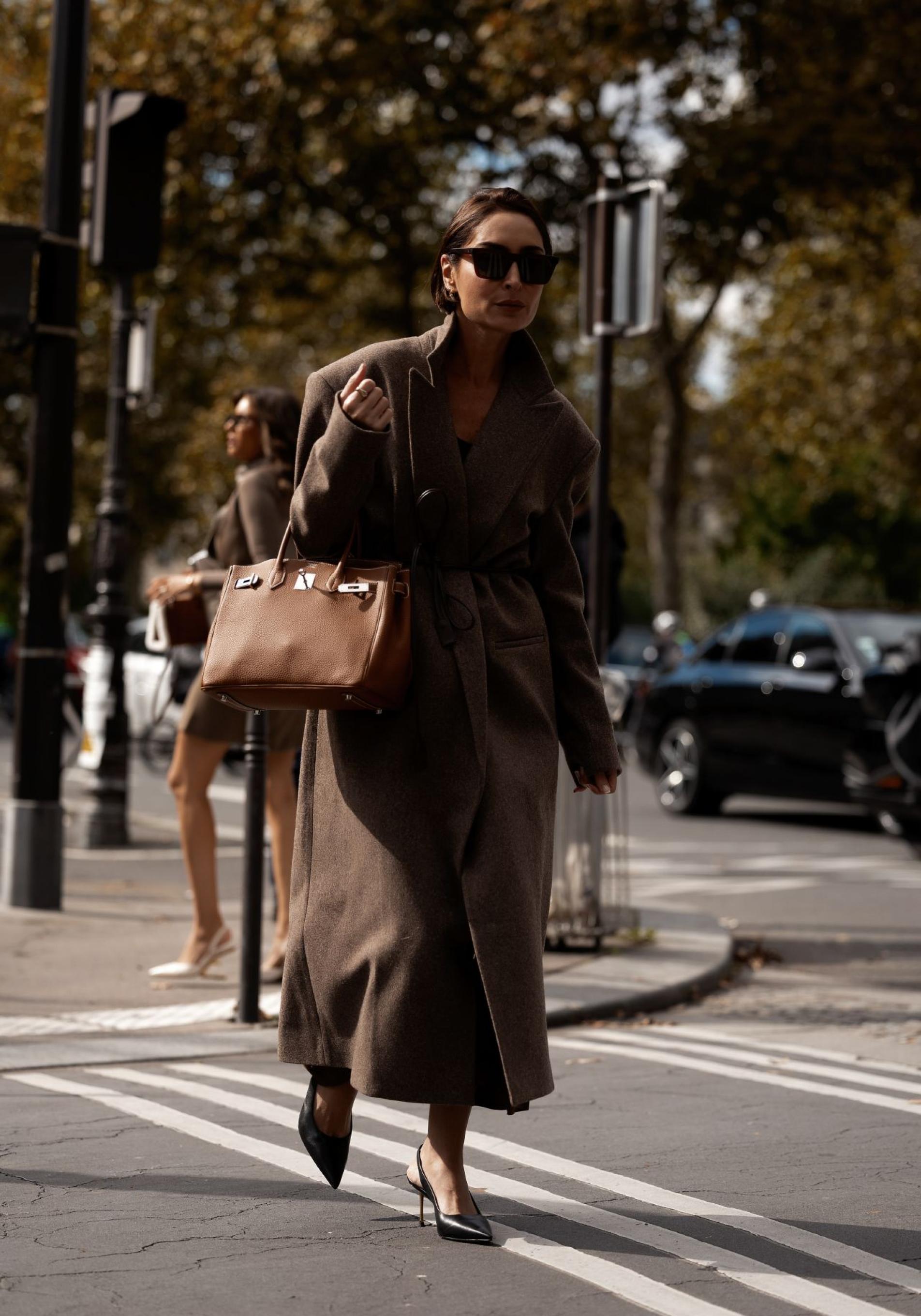 Un look de street style con un abrigo marrón.