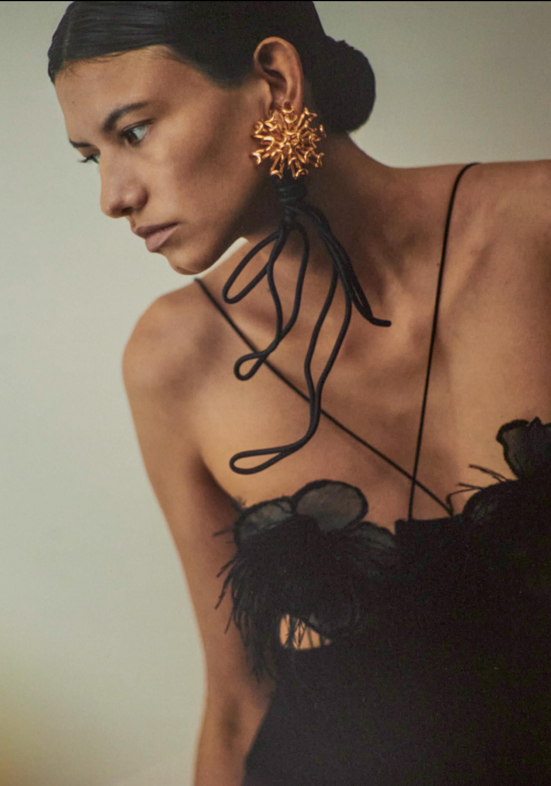 Vestido de JC Pajares y pendientes de Bimba & Lola.