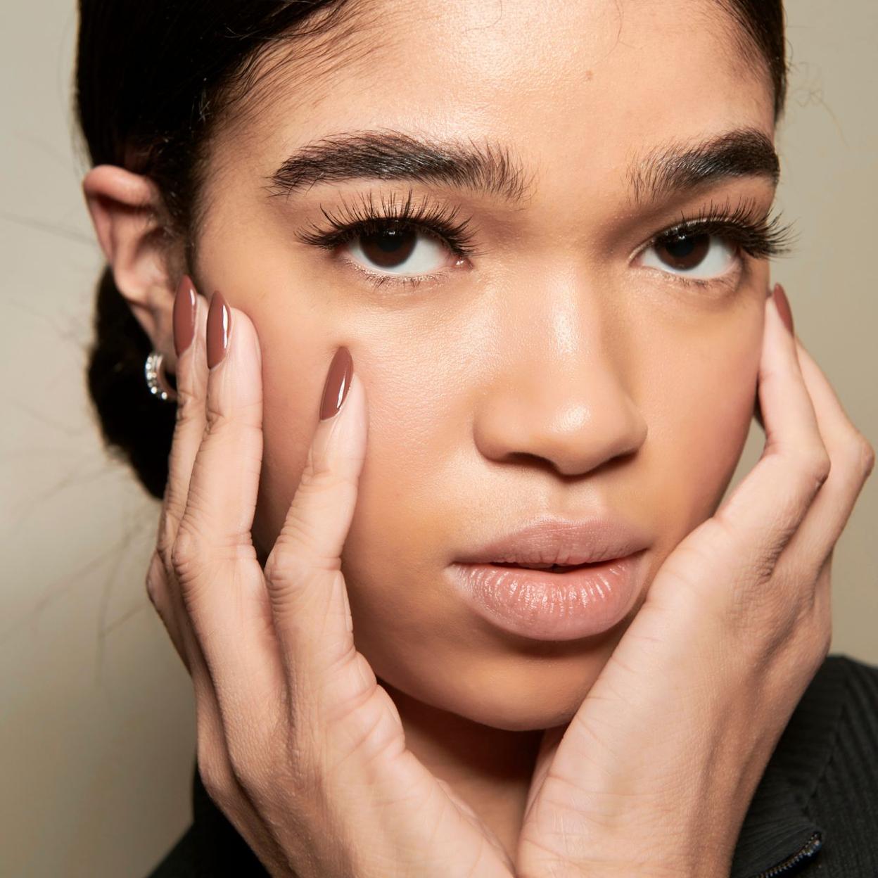 Una manicura Mocha Mousse.