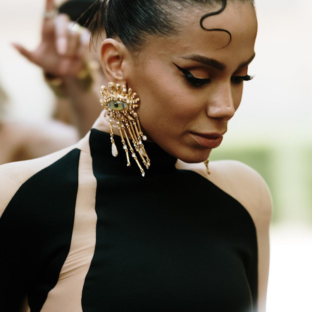 Mujer con pendientes con flecos