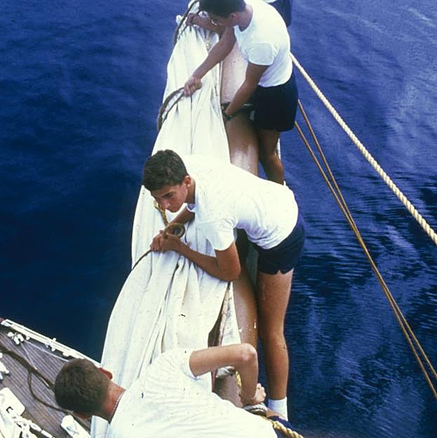 El príoncipe de Asturias, hace 38 años, realizando tareas en el buque escuela. 