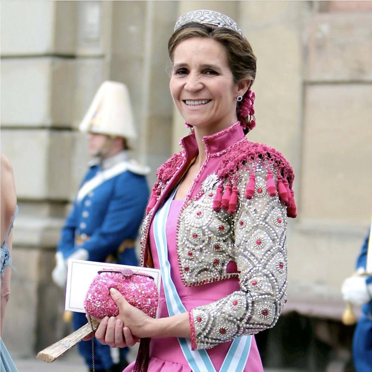 La infanta Elena, elegantísima con el look de inspiración taurina que lució en 2010, en la boda de Victoria de Suecia. 