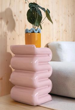 Imagen secundaria 2 - Arriba, diseños del grupo Memphis original. Abajo, espacio de Jaime Jurado en Casadecor 2023 y mesa auxiliar de estilo Memphis de Westwing.