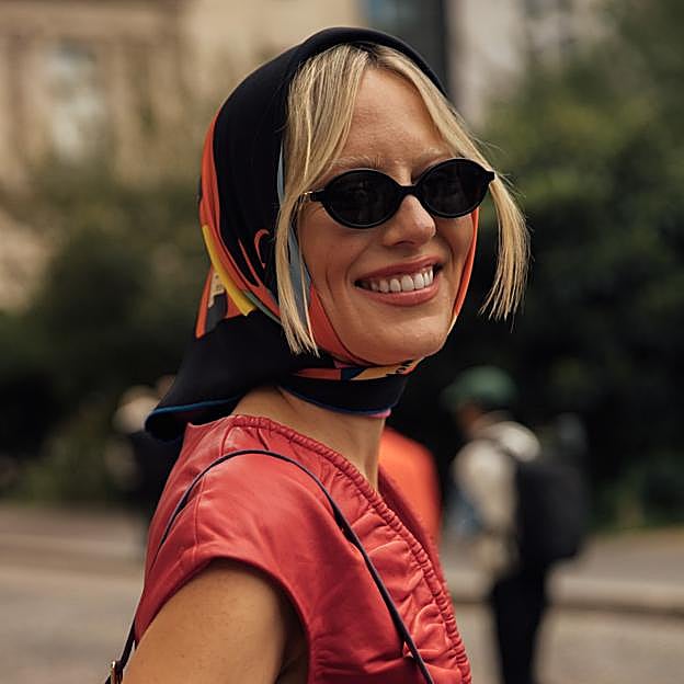 Pelo corto con pañuelo