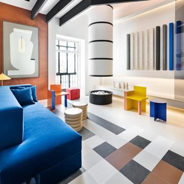 Imagen secundaria 1 - Arriba, diseños del grupo Memphis original. Abajo, espacio de Jaime Jurado en Casadecor 2023 y mesa auxiliar de estilo Memphis de Westwing.