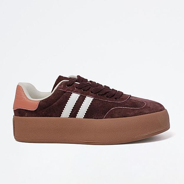 Zapatillas marrones con plataforma de VAS, 56 euros.