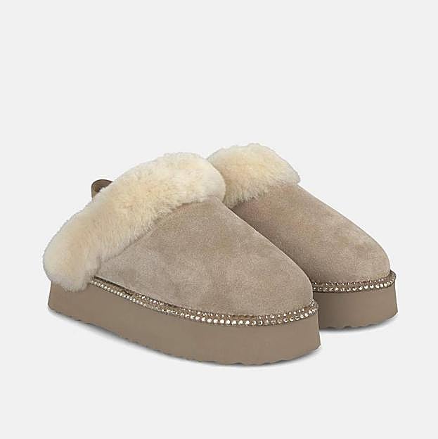 Zueco de mujer de piel con pelo (67,50€ en El Corte Inglés)