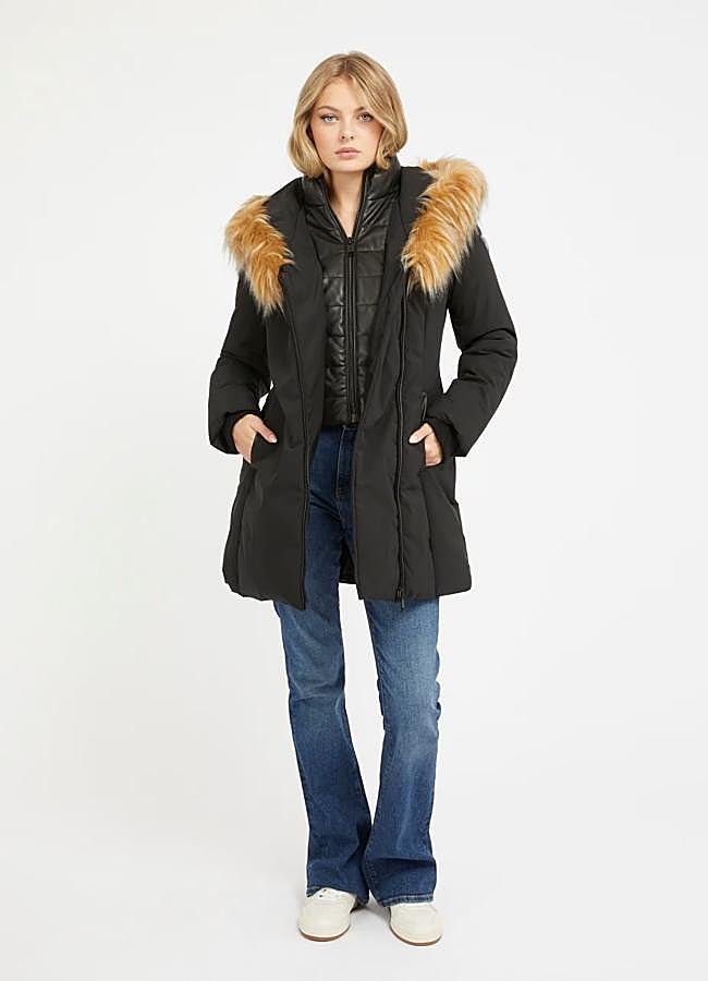 Imagen - Anorak negro clásico con detalles de pelo sintético de Guess, 120 euros.