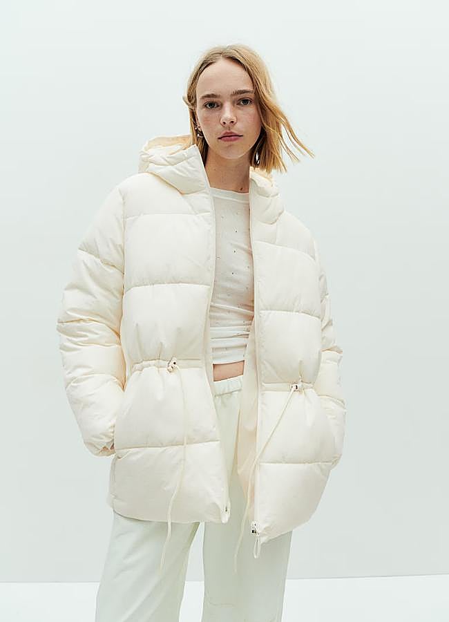 Imagen - Anorak acolchado oversize en tono crema de H&M, 29,99 euros.