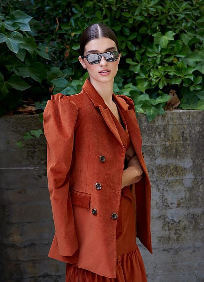 Imagen - Blazer con doble botonadura en teja de Coosy.