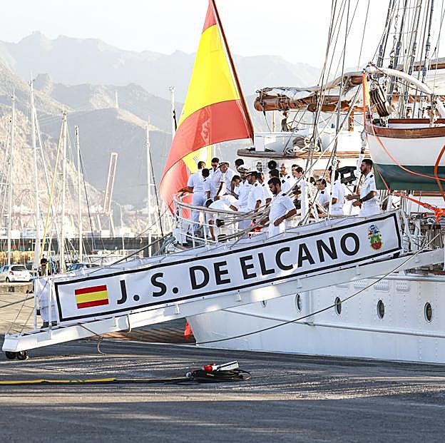 El buque Elcano a su llegada a la isla canaria. 