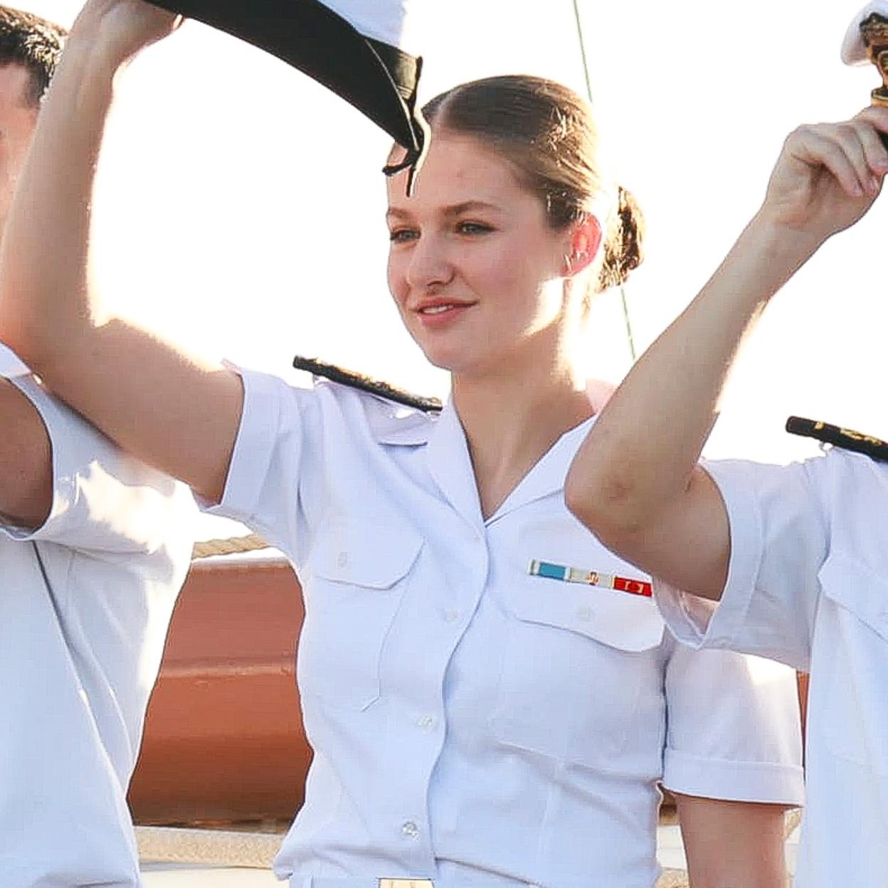La princesa Leonor saluda a su llegada a Tenerife. 