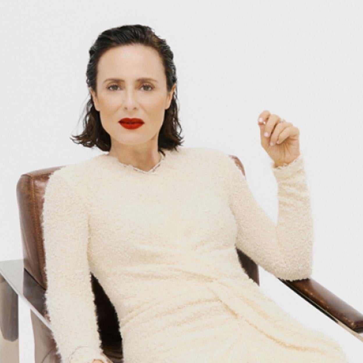 Vestido de Isabel Marant y zapatos de Jimmy Choo. Collar, pulsera y anillo Serpenti Viper, en oro blanco y pavé de diamantes, todo de Bulgari.