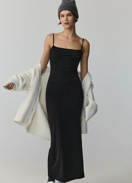 Imagen - Vestido negro de Stradivarius (19,99 euros)