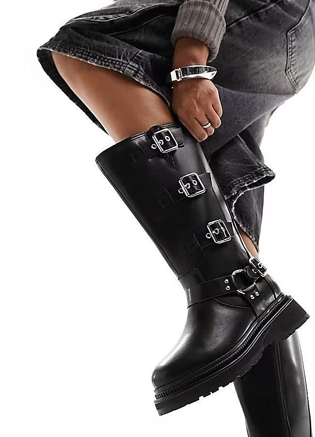 Imagen - Botas moteras planas con hebillas