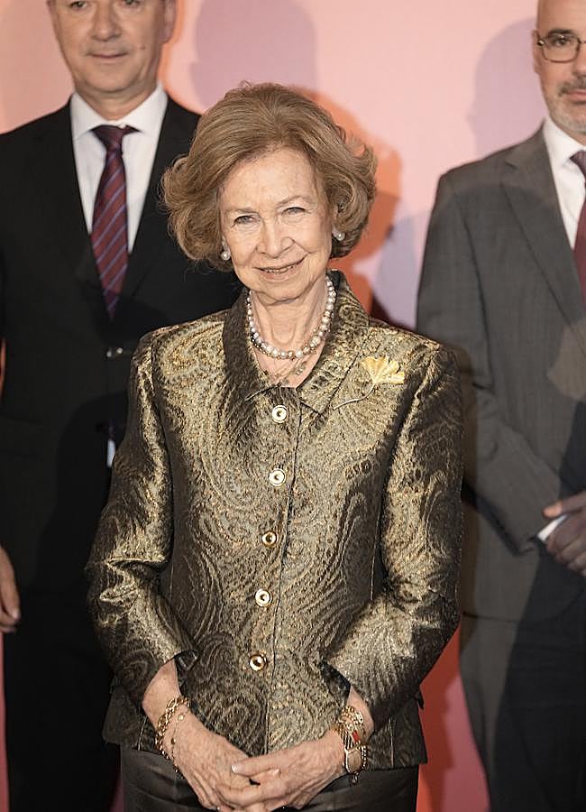 Imagen - La reina Sofía con chaqueta vintage con textura a la entarda del Teatro Real. Foto: Limited Pictures. 