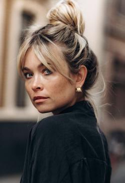 Imagen secundaria 2 - Peinados de street style con diferentes tipos de moño.