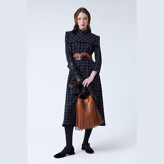 Imagen principal - Vestido de cuadros y diadema, el look de invitada que es pura inspiración