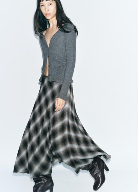 Imagen - Falda con estampado de cuadros de Zara (49,99 euros)