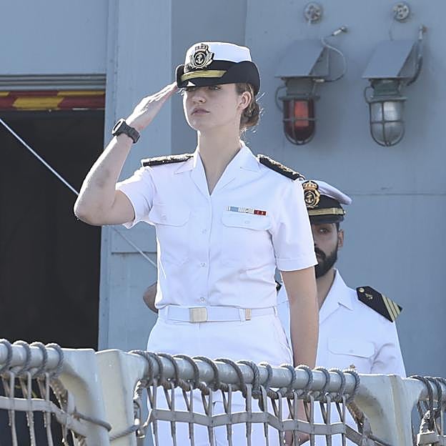 Imposible disimular ese moratón con el uniforme de verano de la Armada que ha de llevar obligatoriamente Leonor. 