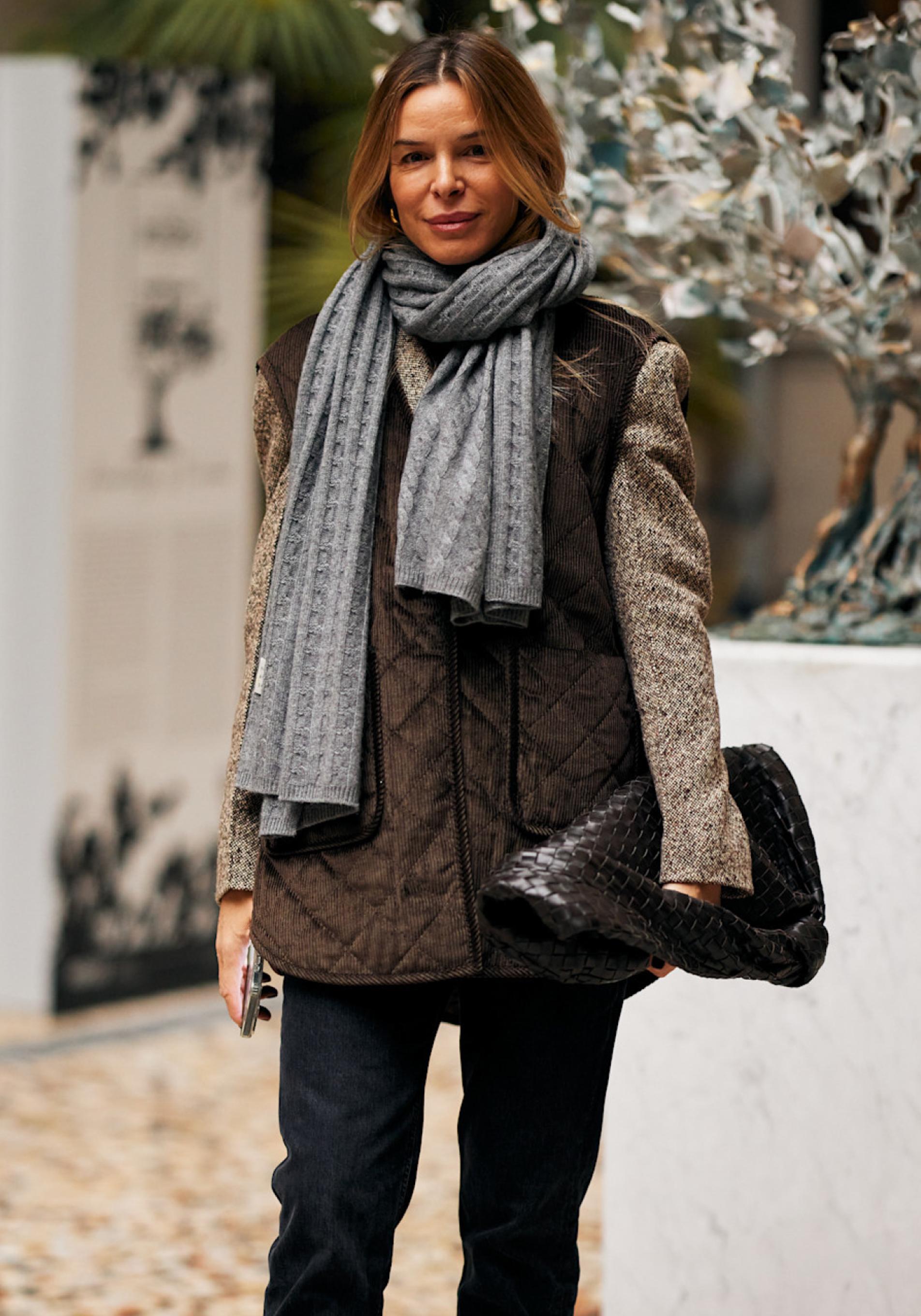 Mujer con chaleco de pana