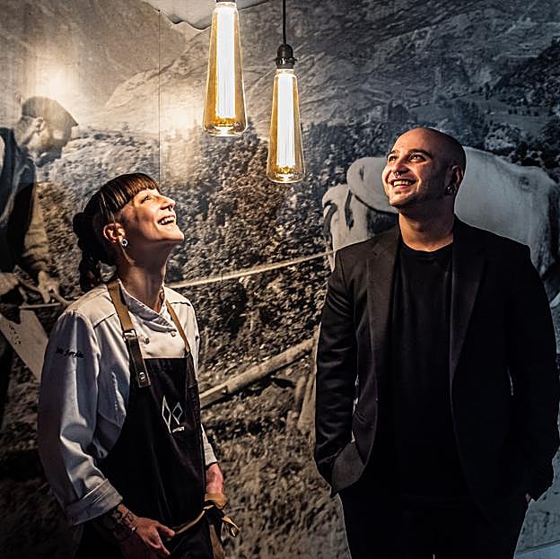 Iris Jordán y su hermano Bruno en una imagen tomada en Ansils, el restaurante que ambos dirigen en una pequeña localidad del Pirineo aragonés.