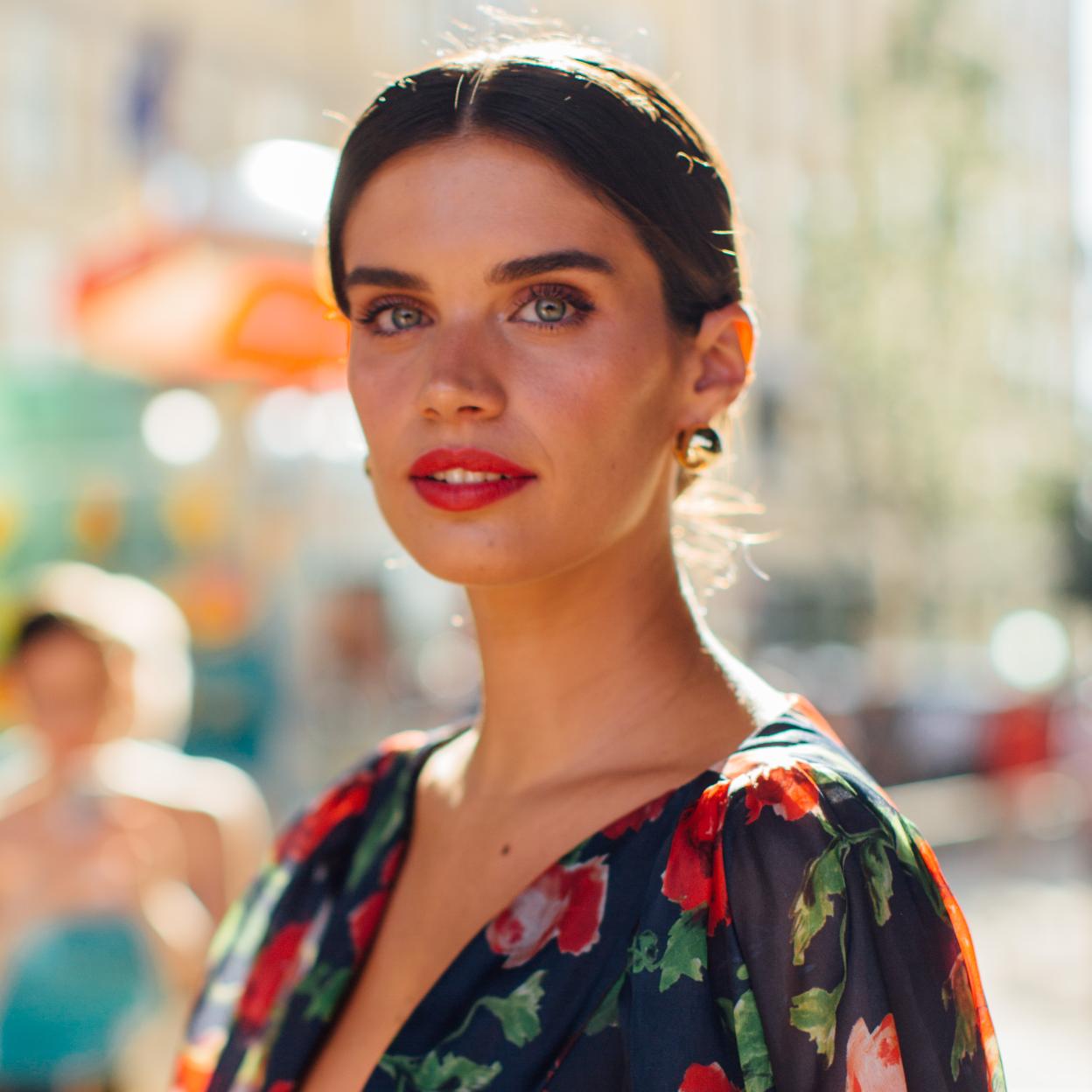 La modelo Sara Sampaio con los labios rojos