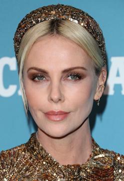 Imagen secundaria 2 - Kate Middleton, Paula Echevarría y Charlize Theron con una diadema.