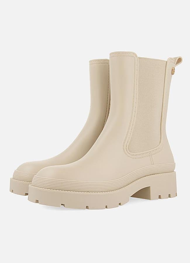 Imagen - Botines Chelsea con suela track en color beige de Gioseppo, 49,95 euros.