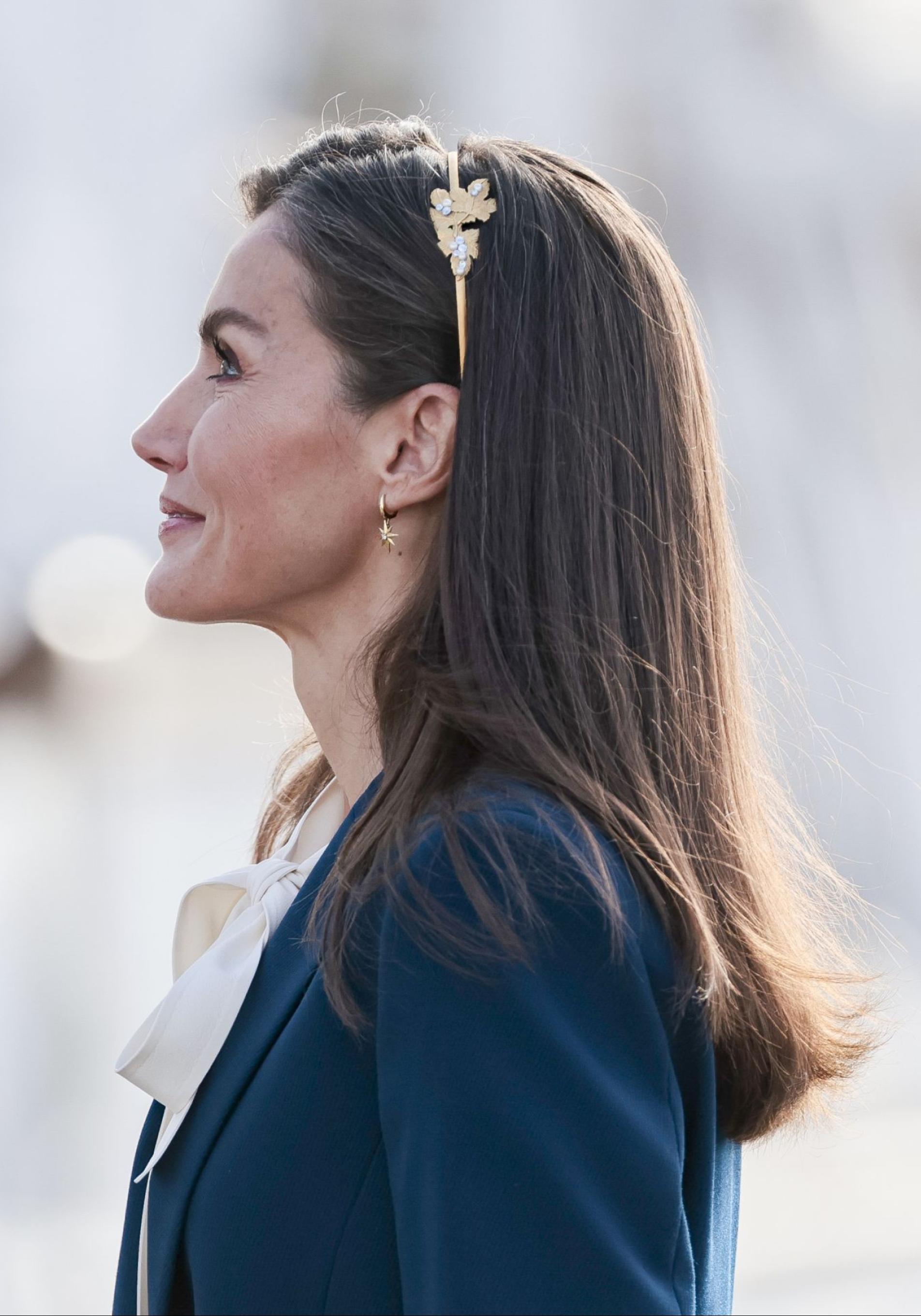 La reina Letizia con una diadema.