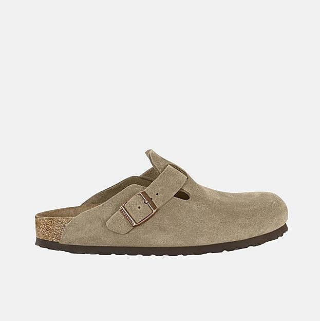 Zuecos de mujer en ante de color topo (160€ en El Corte Inglés)