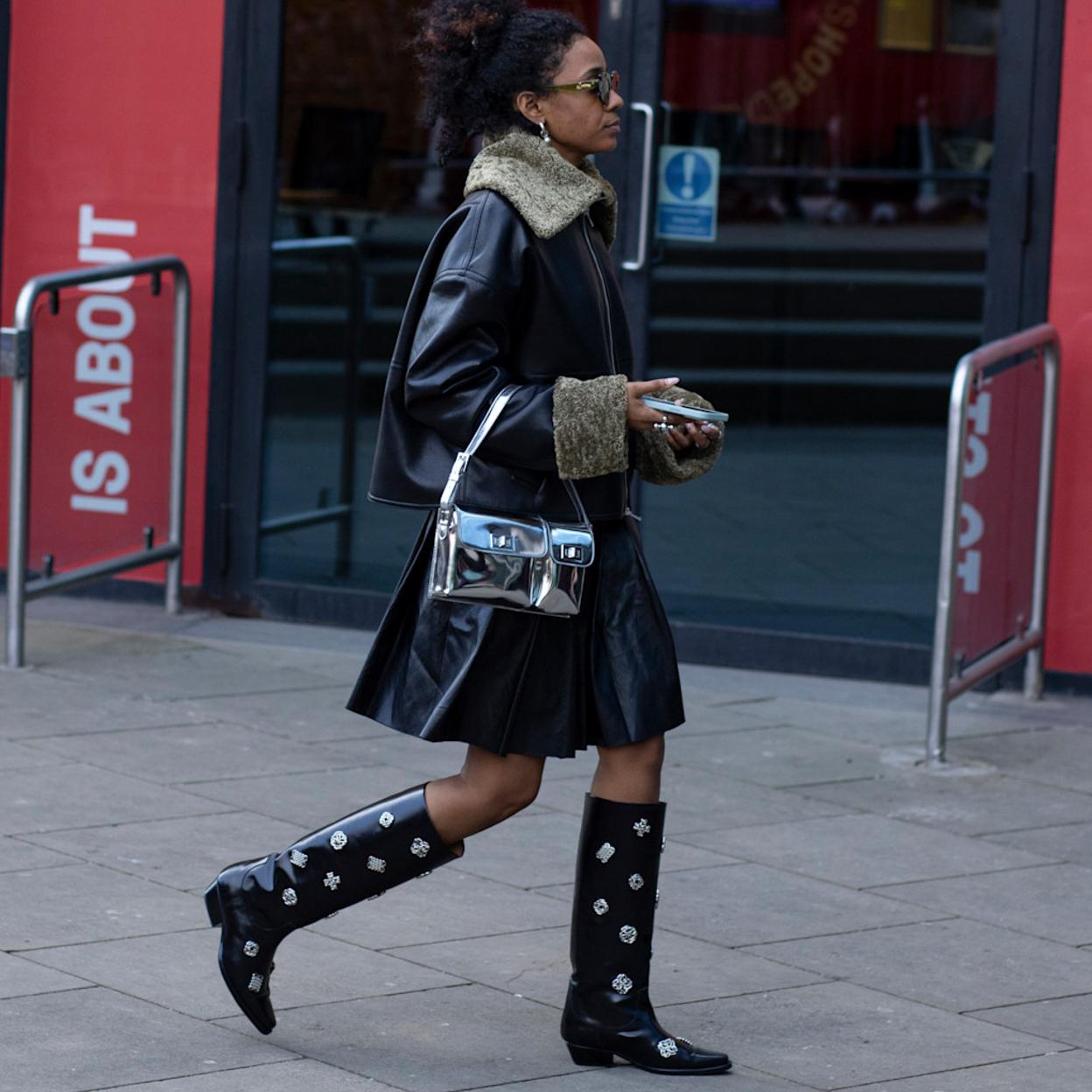 Mujer con botas de agua